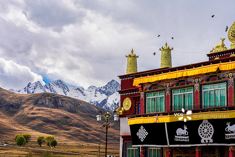 雪山下巍峨的寺庙建筑图片素材
