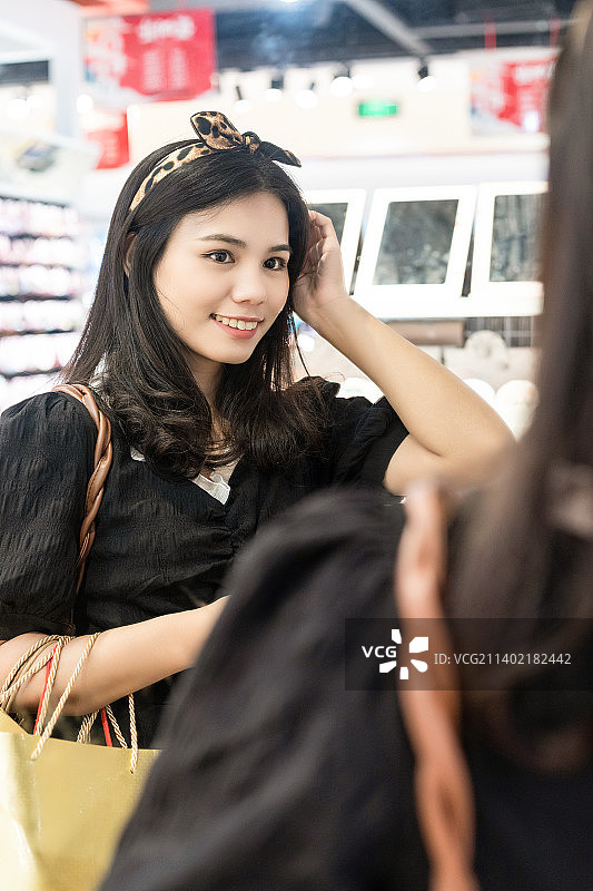 在商场里逛街购物的中国美女图片素材