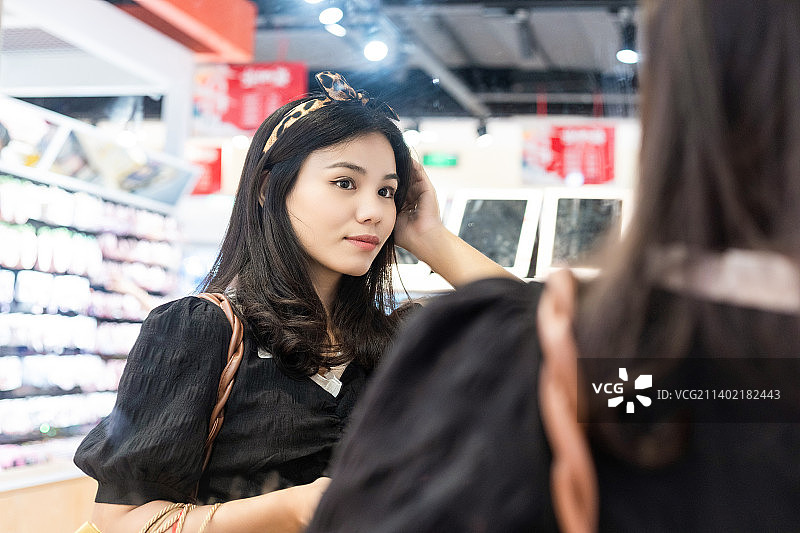 在商场里逛街购物的中国美女图片素材