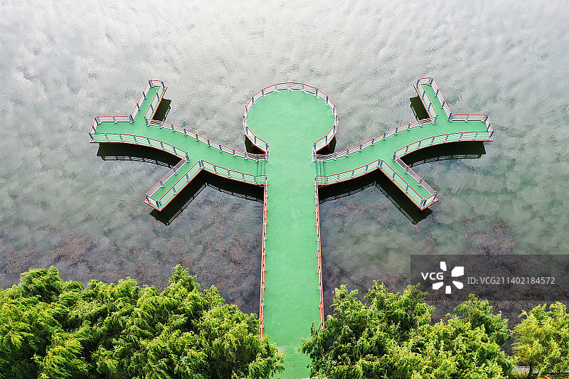 山东枣庄紫云湖亲水平台和鱼鳞云倒影相映成景图片素材