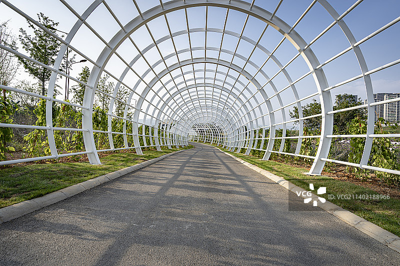 现代城市公园内一处钢架结构圆拱门建筑结构图片素材