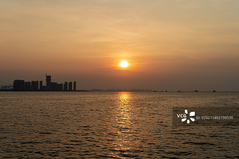 会外拍摄日落时分的滨海区图片素材
