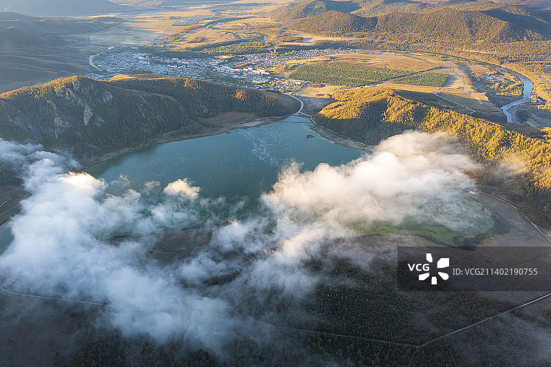 航拍 内蒙扎兰屯柴河云雾下的同心天池图片素材