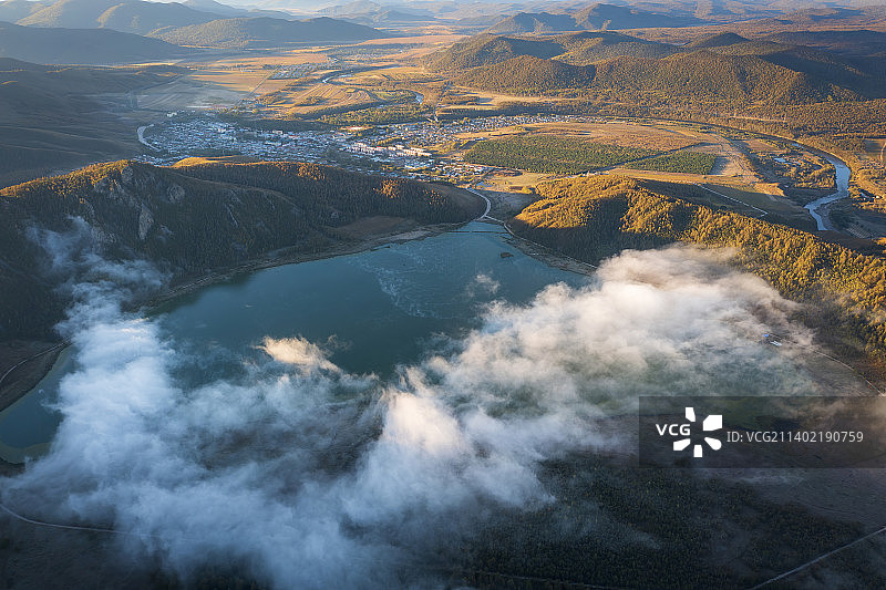 航拍 内蒙扎兰屯柴河云雾下的同心天池图片素材