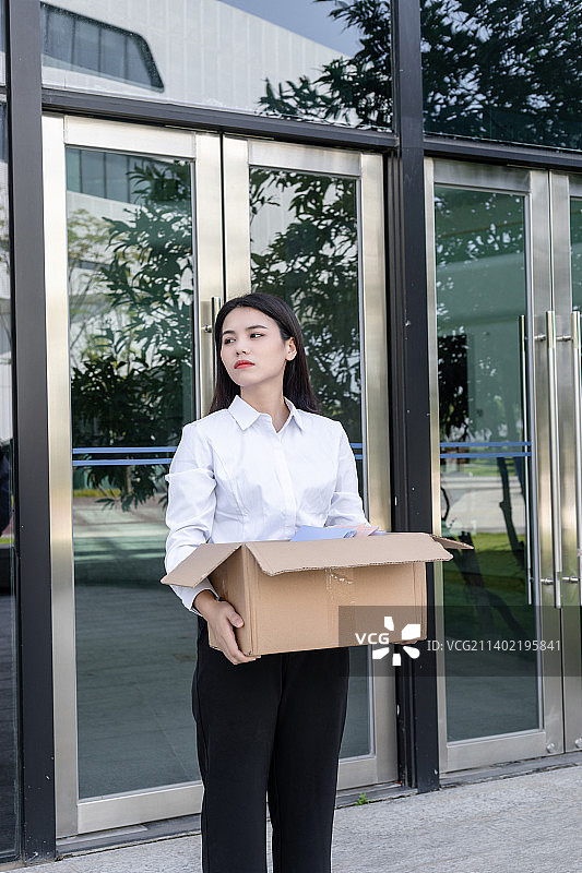 职场概念离职的中国年轻女职员露出疲惫的神态图片素材