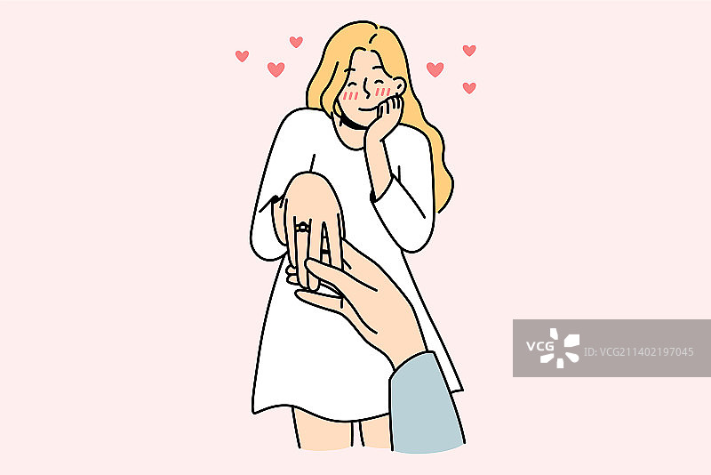 手指上戴着戒指的快乐女人图片素材