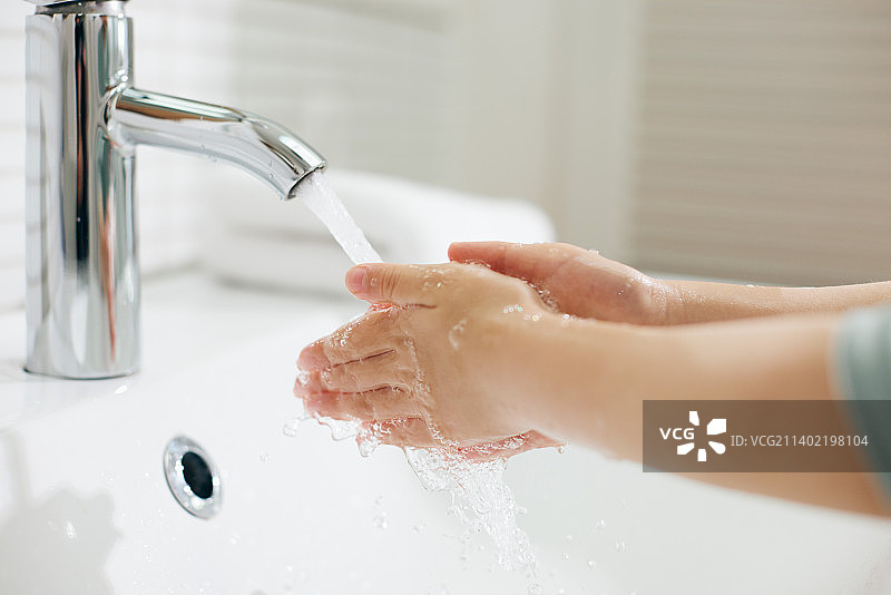 日本儿童在家洗手图片素材