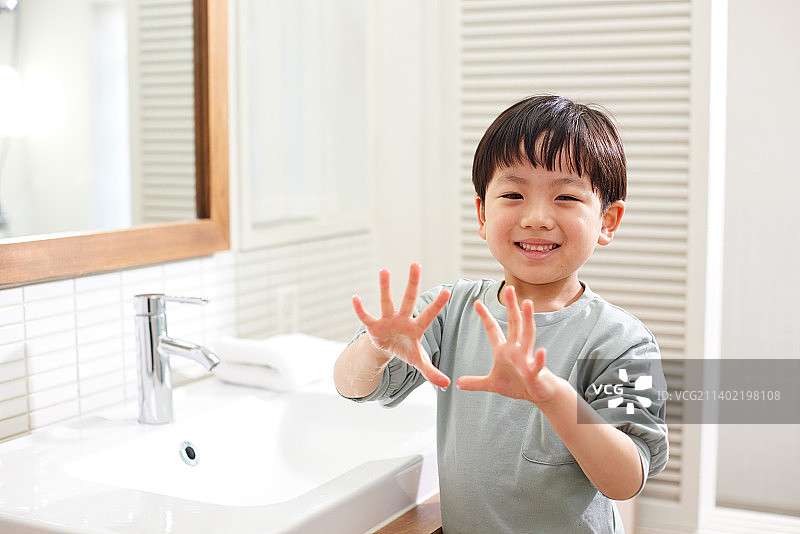 日本儿童在家洗手图片素材