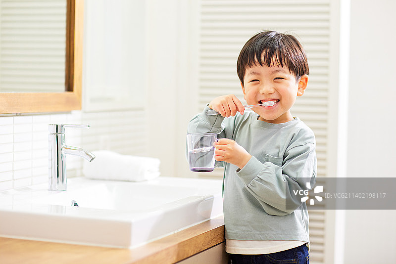 在家刷牙的日本儿童图片素材
