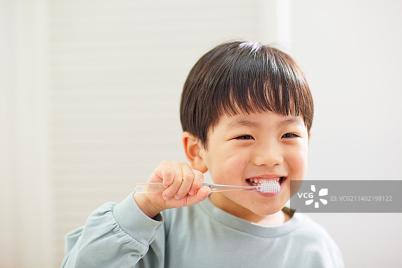 在家刷牙的日本儿童图片素材