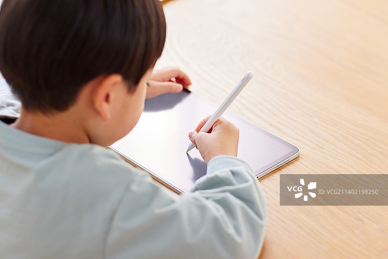 日本小孩在家学习图片素材
