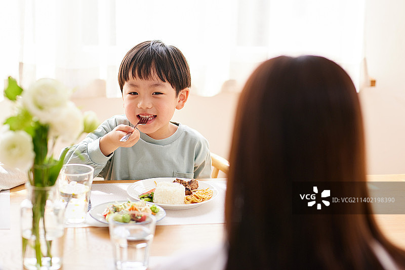 日式家庭在家用餐场景图片素材