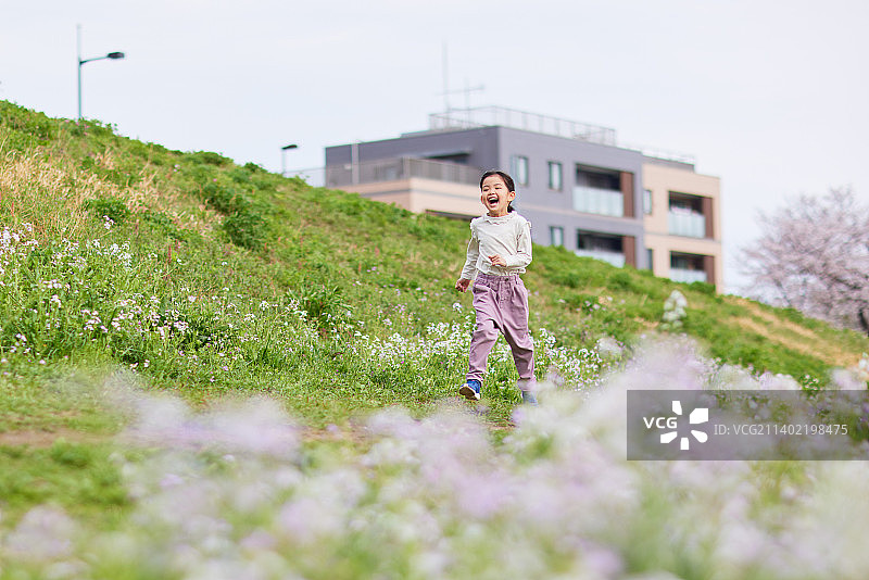 日本儿童与盛开的樱花图片素材