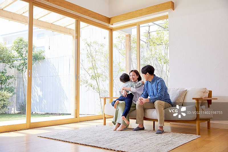 日本家庭在家里图片素材