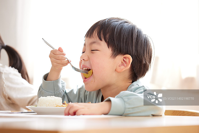 在家吃饭的日本儿童图片素材
