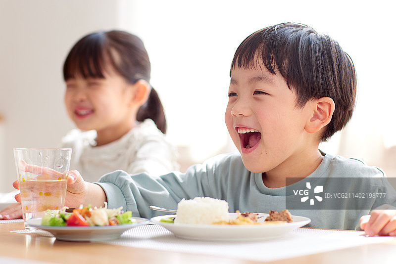 日本儿童在家一起吃饭图片素材