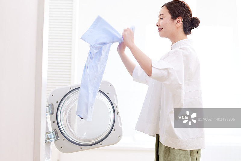 日本女人在家洗衣服图片素材