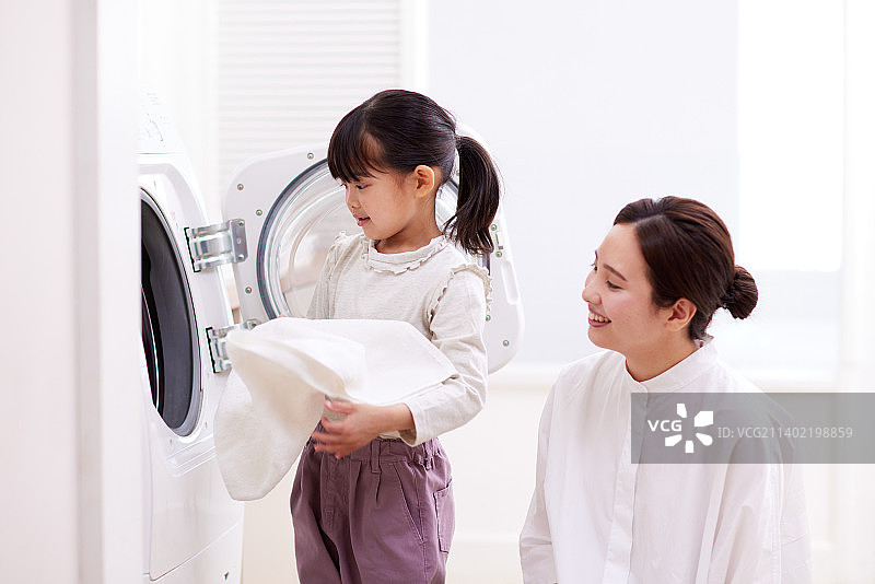 日本小孩和母亲在家洗衣服图片素材