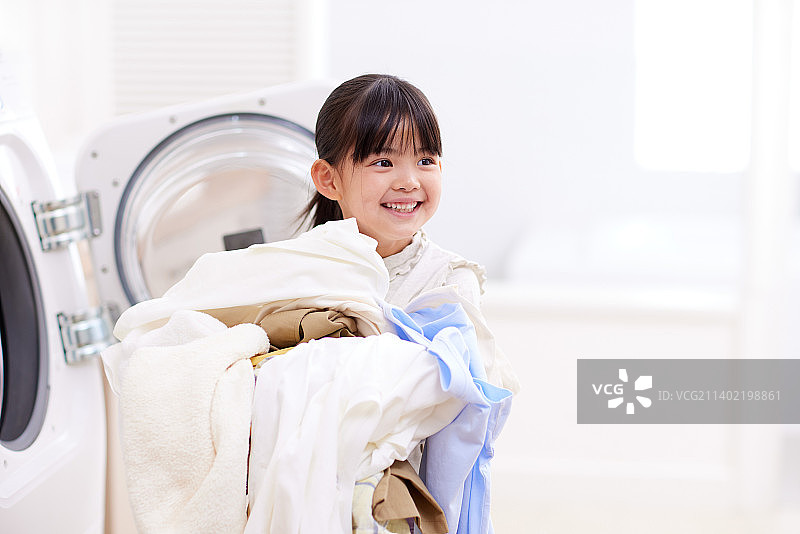 日本儿童在家洗衣服图片素材