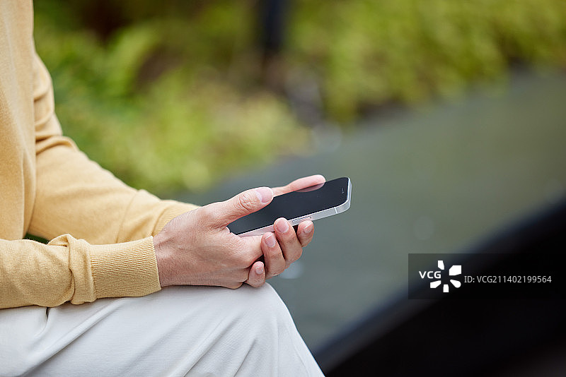 使用手机的日本男人图片素材