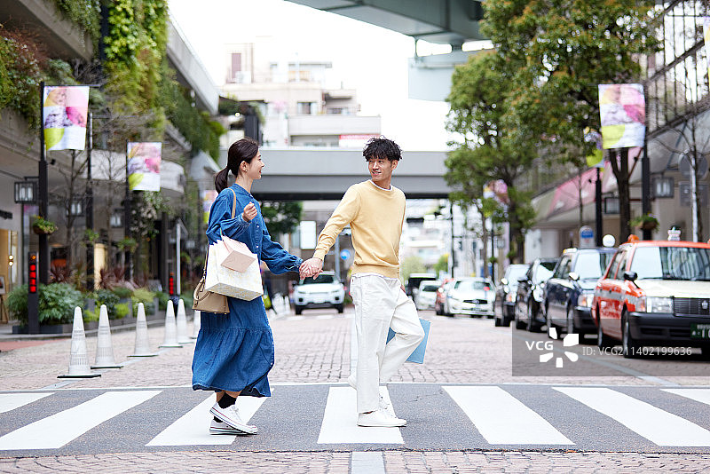 在东京约会的日本情侣图片素材