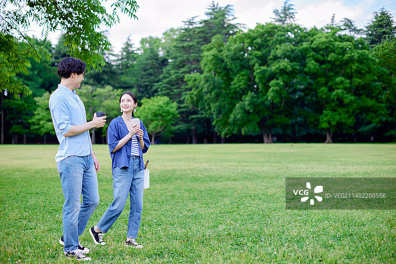 城市公园里的日本夫妇图片素材
