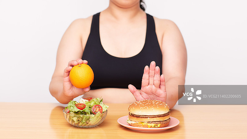 正在节食的超重日本女人图片素材