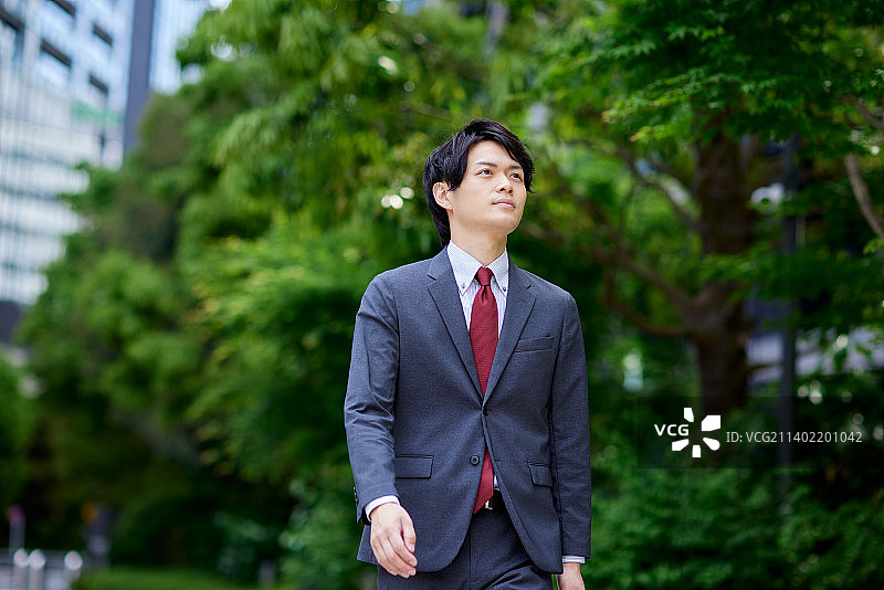 东京市中心的日本男商人肖像图片素材