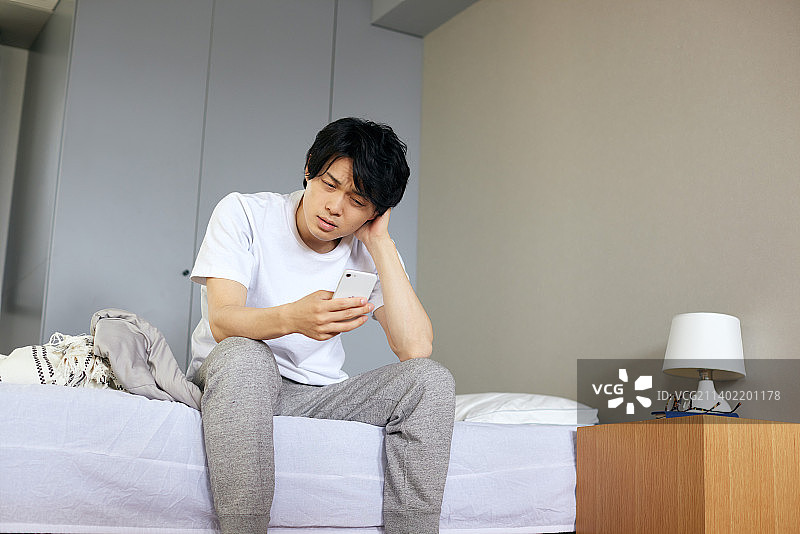 日本男子醒来图片素材