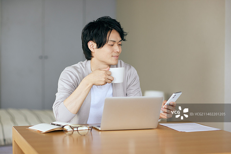在家工作的日本男人图片素材