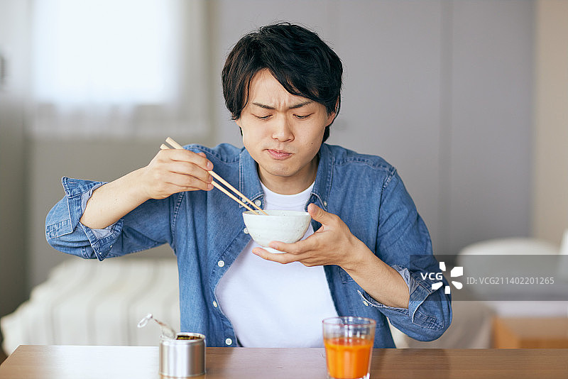 日本男人在家吃饭图片素材