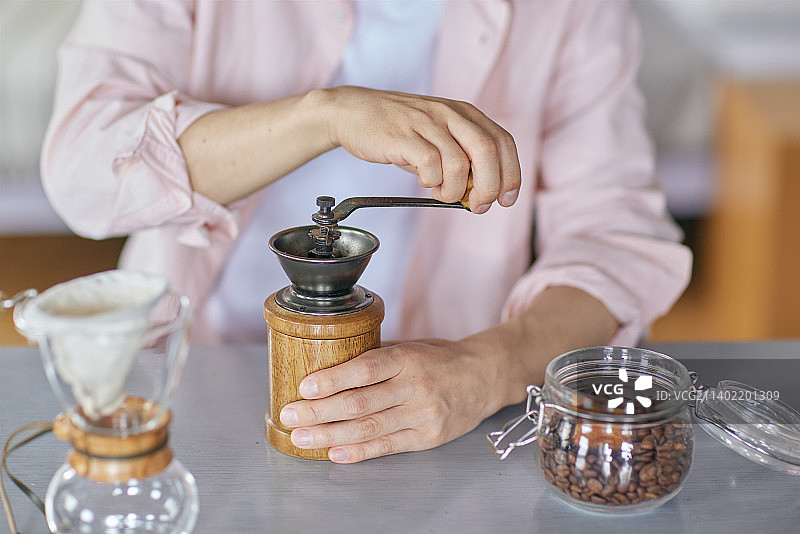 在家磨咖啡的日本男人图片素材