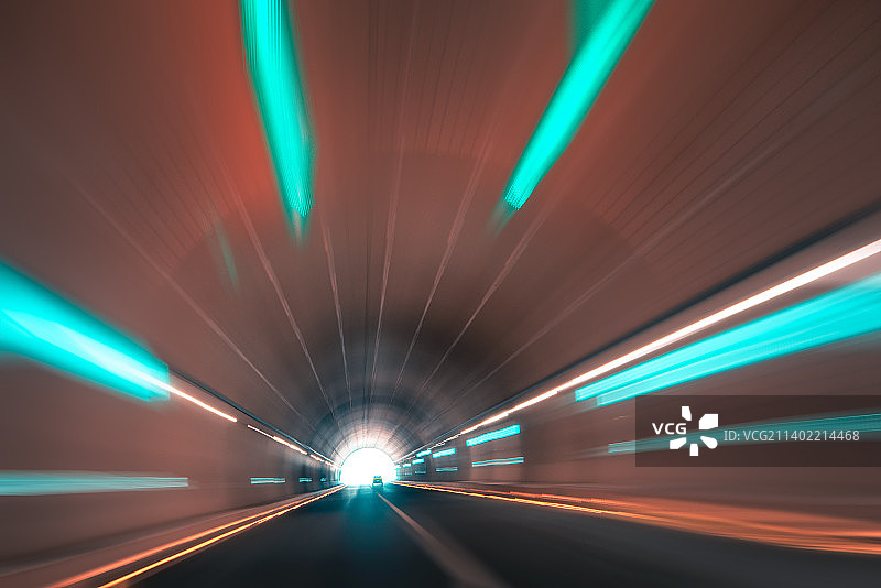 汽车穿过隧道长曝光图片素材