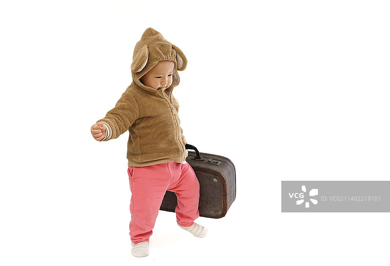 小孩拿着箱子去旅行图片素材