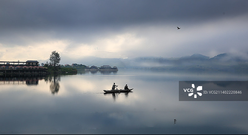 晨启绿江图片素材