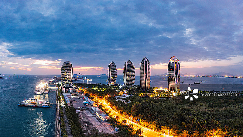 海南省三亚市天涯区三亚湾地标凤凰岛夜景航拍图片素材