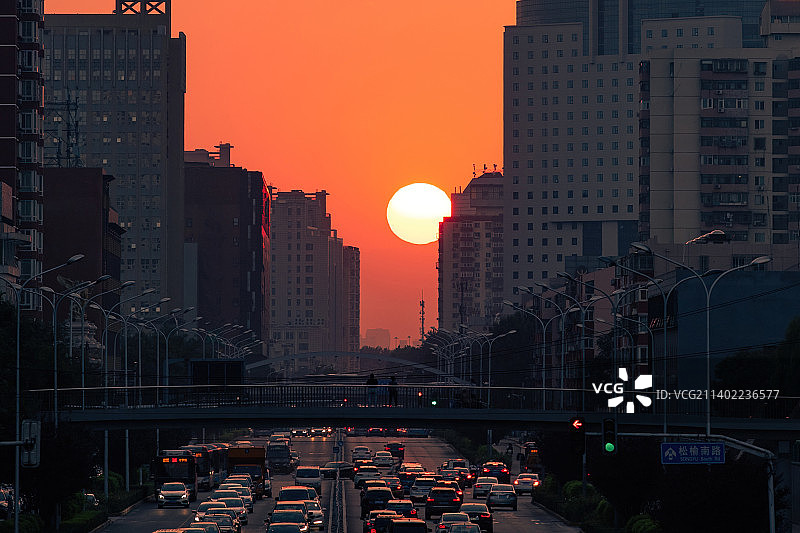 城市街道天桥与车辆夕阳景色图片素材