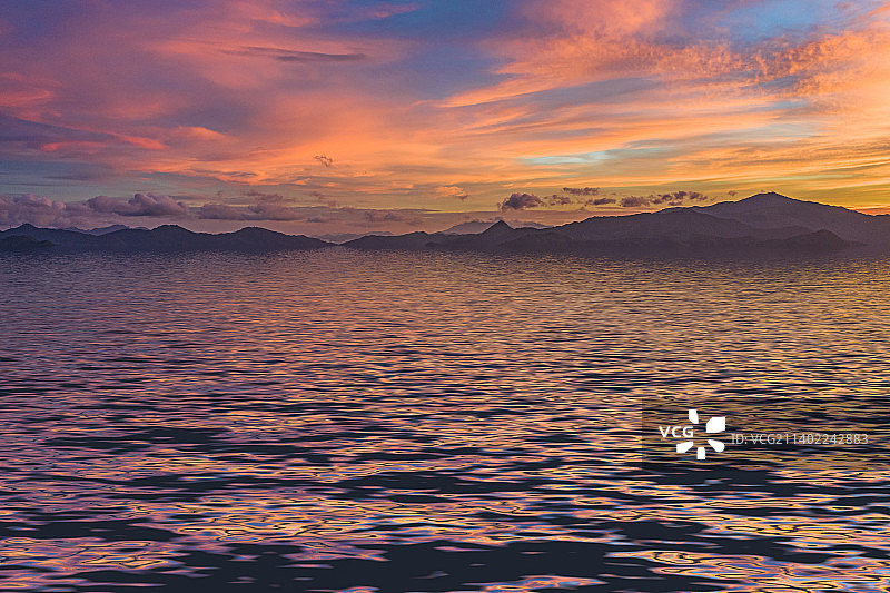 日落天空倒影，镜面剪影，广告背景留白配图，火烧云图片素材