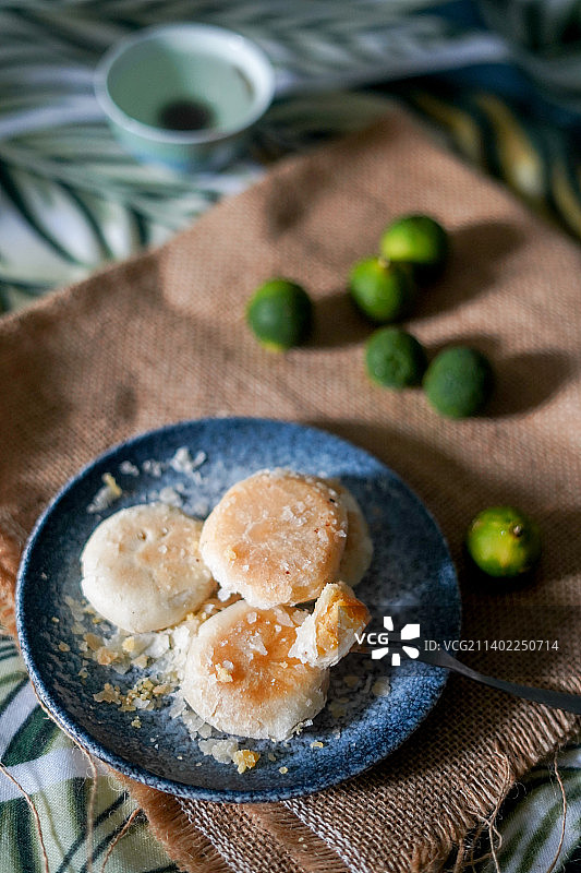 桌子上的盘子里的潮汕绿豆饼图片素材