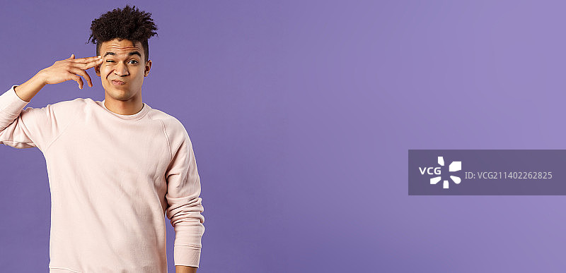 年轻的青少年，西班牙裔男学生快要崩溃的肖像图片素材