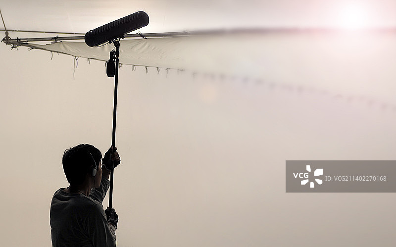 录音师使用麦克风在曼谷电影工作室录制声音图片素材