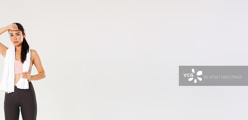 运动、健身房和健康身体概念：充满活力、疲惫图片素材