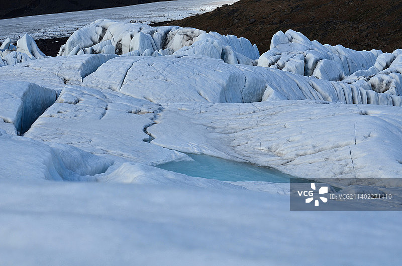 冰川景观中的裂缝和陨石坑图片素材