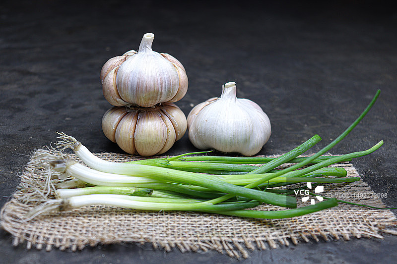 桌上的蒜头特写图片素材