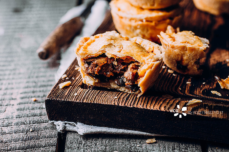 新鲜的传统澳洲迷你肉馅饼图片素材