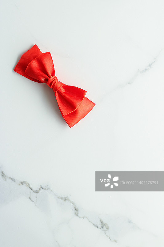 大理石上的红色丝绸缎带俯视图图片素材
