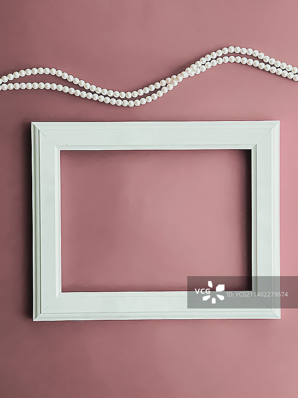 粉红色背景上的水平艺术相框和珍珠首饰图片素材