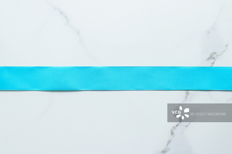 大理石上的蓝色丝带，顶视图图片素材
