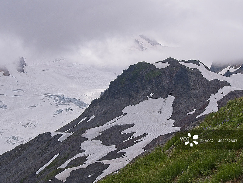 雪山映衬着天空的风景图片素材