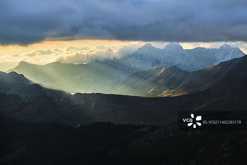 法国普拉蒂小径珀斯峰避难所日落图片素材